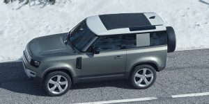Land Rover Defender 2020 gris en la carretera con nieve