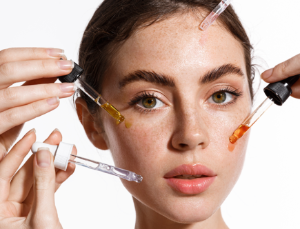 Mujer se pone productos faciales