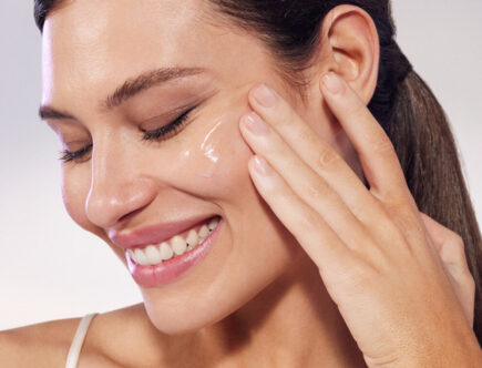 Mujer sonríe feliz