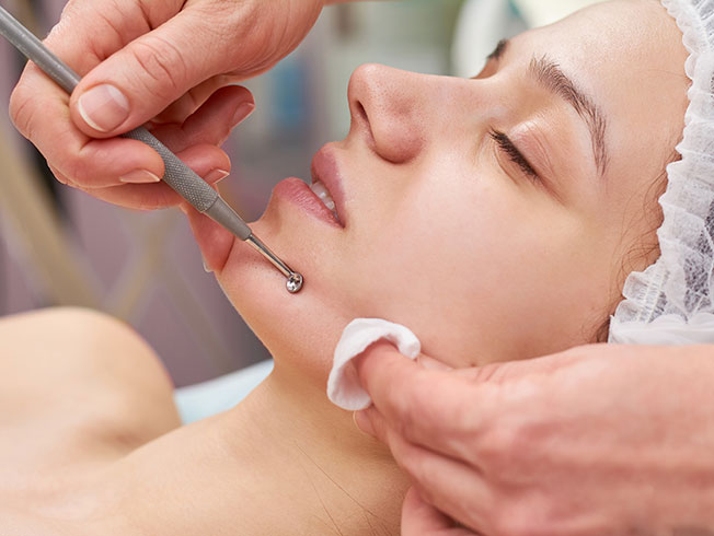 mujer aplicando gel limpiador