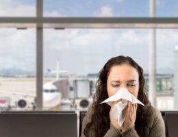 Mujer enferma en el aeropuerto