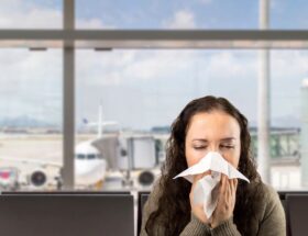 Mujer enferma en el aeropuerto