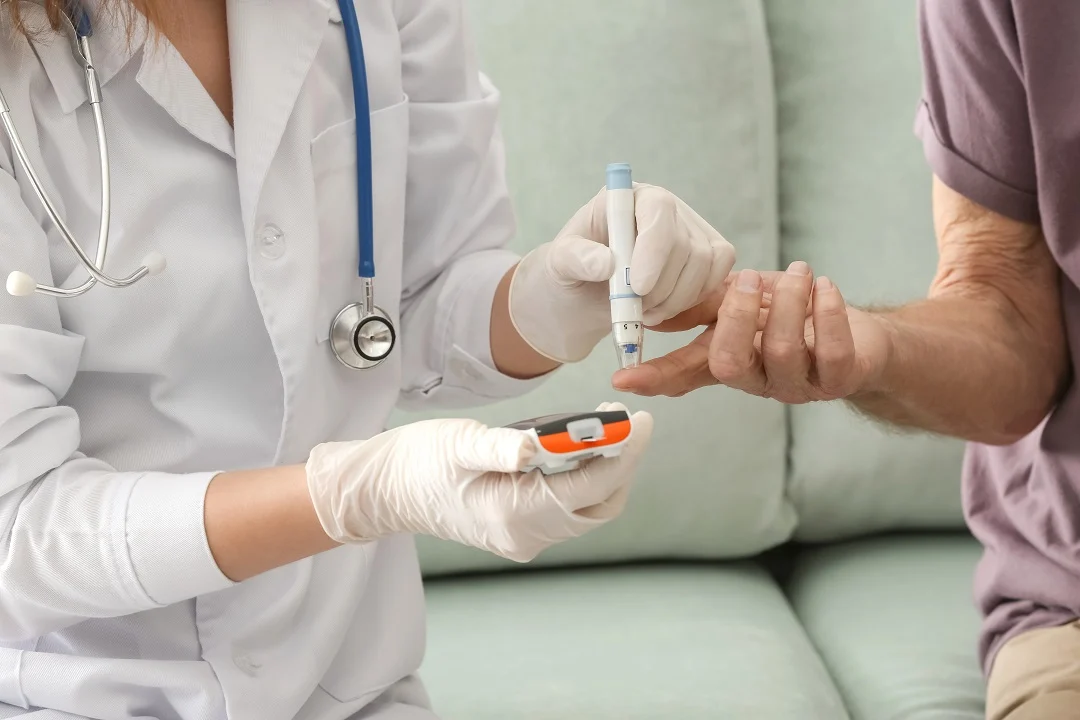 enfermera con persona mayor con diabetes