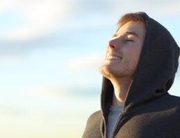 Hombre respirando en invierno