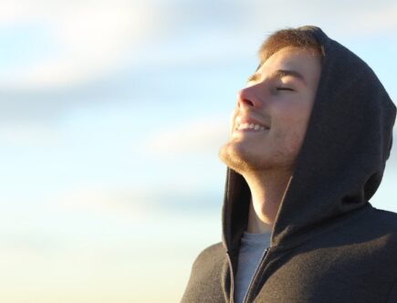 Hombre respirando en invierno