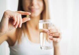 Mujer tomando vitaminas