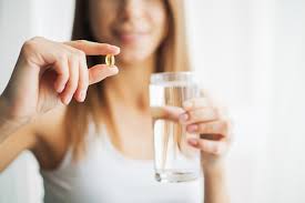Mujer tomando vitaminas