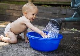 Bebé tocando agua
