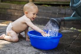 Bebé tocando agua