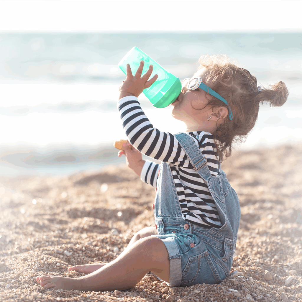 Hidratación: Bebé tomando agua