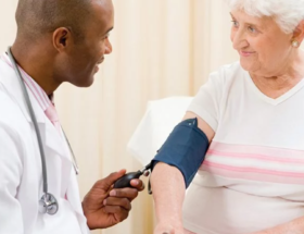 adulta mayor en el médico