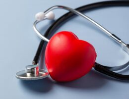 animación de corazón con estetoscopio